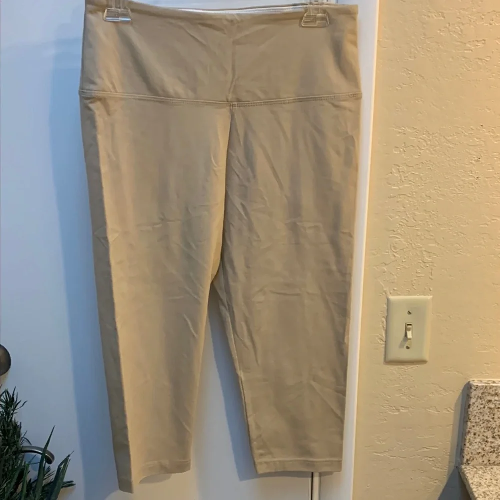 Tan High-Waisted Capri Leggings L - Picture 1 of 3